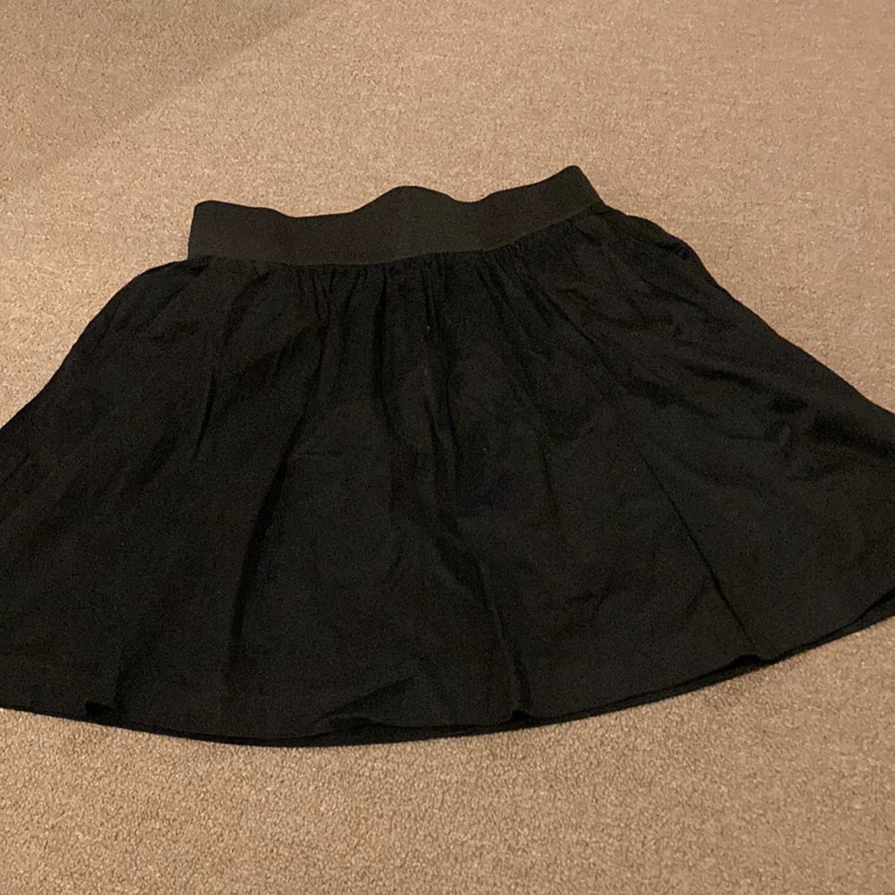 Elastic band with a zipper skirt.